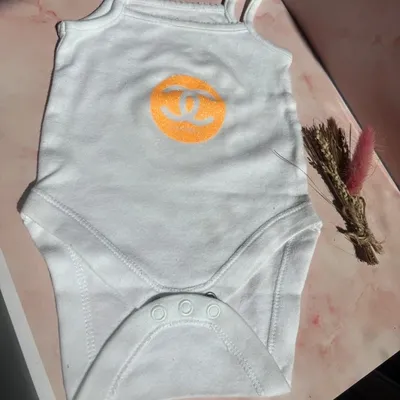 Body bébé Primark neuf – blanc motif orange fluo paillettes – naissance / 1 mois